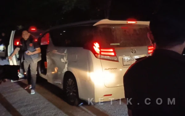 Foto Barang bukti berupa satu unit Toyota Alphard warna putih turut disita penyidik Kejati Sumsel dalam perkara dugaan gratifikasi proyek Pengembangan Jaringan Irigasi di Muara Enim, Rabu 18 Februari 2026. (Foto: M Nanda/Ketik.com)