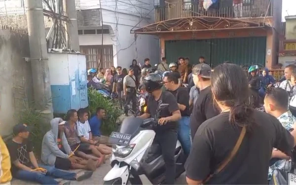 Foto Pihak kepolisian mengamankan lima orang yang diduga terlibat dalam penyalahgunaan sekaligus peredaran narkotika di Lorong Manggar, Kelurahan Lawang Kidul, Kecamatan Ilir Timur II, Palembang, Rabu 19 Februari 2026 (Foto : Yola/Ketik.Com)