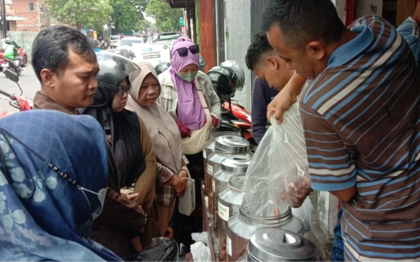 Foto Suasana penjualan buah kurma di toko Raja Kurma yang terletak di Jalan Yulius Usman Kecamatan Klojen Kota Malang, Kamis, 19 Februari 2026 (Foto : Kukuh / Ketik.com). Saat bulan Ramadan 2026 ini, penjualan kurma meningkat drastis hingga 300 persen.