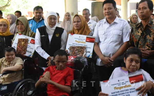 Foto Gubernur Khofifah Indar Parawansa bersama Bupati Subandi bersama para penerima bantuan sosial di Kabupaten Sidoarjo. (Foto: Kominfo Sidoarjo)