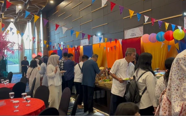 Foto Tamu menikmati momen berbuka puasa dalam balutan suasana elegan dan live music entertainment di ASTON Palembang Hotel & Conference Center, Kamis 19 Februari 2026. (Foto: Aston Hotel Palembang/Moment 2025)