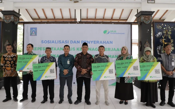 Foto Bupati Sleman Harda Kiswaya menyerahkan jaminan sosial BPJS Ketenagakerjaan kepada 704 anggota BPKal se-Kabupaten Sleman di Pendopo Rumah Dinas Bupati, Kamis 19 Februari 2026. (Foto: Prokompim Sleman for Ketik.com)