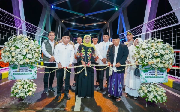 Foto Gubernur Jawa Timur Khofifah Indar Parawansa saat meresmikan Jembatan Bubak di Kecamatan Gondang, Kabupaten Mojokerto pada Kamis, 19 Februari 2026. (Foto: Biro Adpim Setdaprov Jatim)