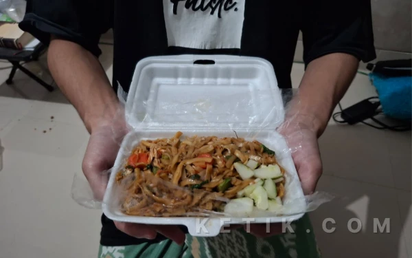Foto Terdapat Bakmie spesial, salah satu menu warung Nasgor Ganas. (Foto: Muhammad Roihan/ketik.com)