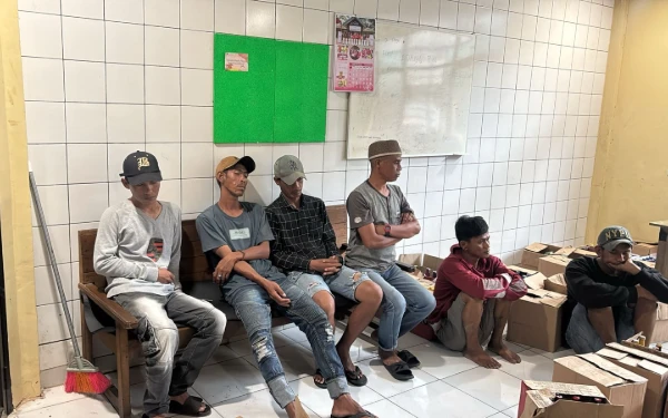 Foto Ditsamapta Polda Sumsel saat mengamankan yiga pria yang diduga terlibat praktik pungutan liar di kawasan Pasar 16 Ilir Palembang, Kamis 19 Februari 2026.(Foto : Yola/ Ketik.Com)