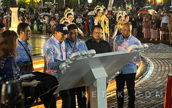 Foto Trio Agus Purwono saat menghadiri peresmian Alun-alun Merdeka Kota Malang, salah satu lokasi yang dinilai dapat dilengkapi dengan WiFi gratis. (Foto: Lutfia/Ketik.com)