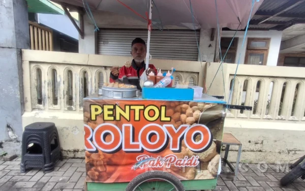 Foto Gerobak Pentol Paidi yang Mangkal di Jalan Gunung Anyar Tengah Pada Kamis, 12 Februari 2026, Pukul 08:05 WIB. (Foto: Muhammad Dzikrullah Akbar/ketik.com)