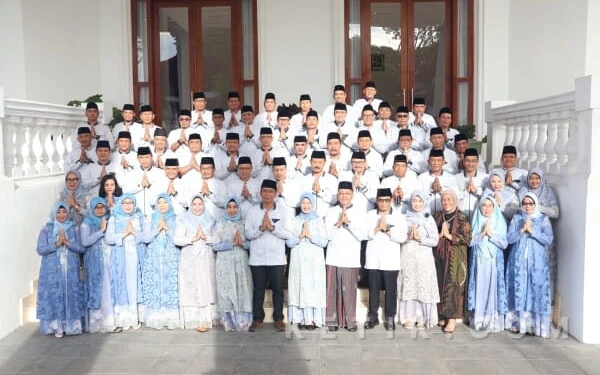 Foto Bupati  Bojonegoro H.Setyo Wahono (nomer 7 dari kiri celana hitam) wabub Hj. Nurul Azizah,semua fraksi DPRD, Forkopimda,  dan undangan lainya. (Foto Diskominfo Bojonegoro)