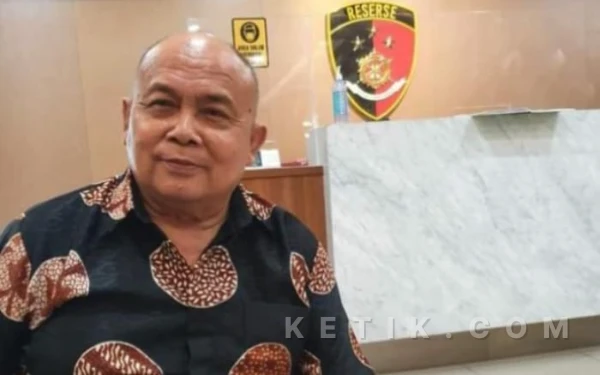 Foto Pemantau peradilan independen Arifin Wardiyanto memberikan keterangan jalannya persidangan kasus korupsi hibah pariwisata Sleman. Arifin melayangkan kritik keras terhadap Hakim Gabriel Siallagan yang dianggap melanggar Keputusan Bersama MA dan KY Tahun 2009 tentang Kode Etik dan Pedoman Perilaku Hakim. (Foto: Lik Is for Ketik.com)