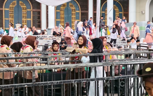 Foto Anggota Pramuka yang berasal dari SMA di Surabaya dengan ramah memandu jemaah peserta bukber di Masjid Al Akbar Surabaya. (Foto: Fitra/Ketik.com)