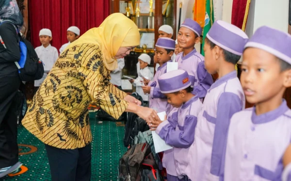 Foto Gubernur Khofifah sedang menyantuni anak yatim dalam acara santunan anak yatim dan pengemudi ojol di Gedung Negara Grahadi pada Jumat, 20 Februari 2026. (Foto: Biro Adpim Setdaprov)