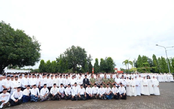 Foto Gubernur Sulsel, Andi Sudirman Sulaiman, bersama para peserta Ramadhan Camp Pemprov Sulsel 2026. (Foto: Ahmad Yusran/Ketik.com)