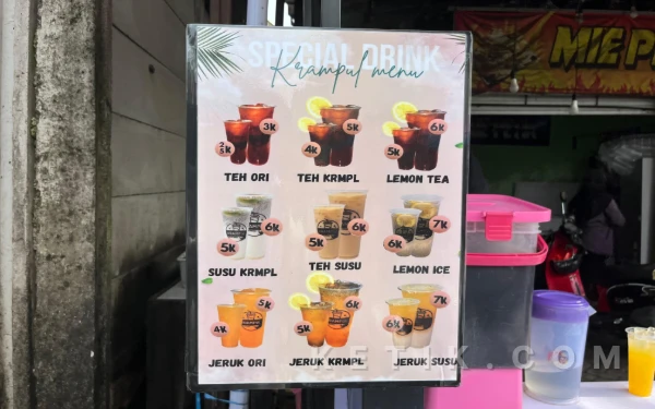 Foto Daftar menu minuman yang ditawarkan di gerai KRAMPUL Teh & Jeruk di Desa Hulaan, Kabupaten Gresik pada 11 Februari 2026.

(Foto: Farrel Aqeel Danendra /  Ketik.com)