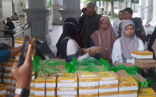 Foto Dari tumpukan nasi box di meja distribusi hingga ke tangan para penunggu pasien, setiap paket ini membawa doa bagi kesembuhan keluarga yang sedang dirawat di RSUP dr Sardjito. Kolaborasi hangat antara Komunitas Sejoli, Ketik.com, dan LKS BIMa ini membuktikan bahwa sinergi kecil bisa berdampak besar bagi sesama. (Foto: Almira for Ketik.com)