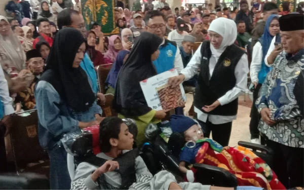 Foto Gubernur Jatim, Khofifah Indar Parawansa saat menyerahkan secara simbolis bantuan Asistensi  Sosial Penyandang Disabilitas kepada keluarga penerima manfaat, Minggu, 22 Februari 2026 (Foto : Kukuh / Ketik.com)
