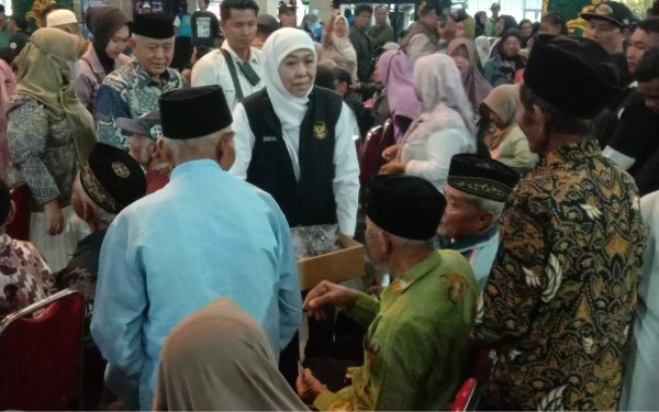 Foto Gubernur Jatim, Khofifah Indar Parawansa saat membagikan takjil kurma seusai kegiatan penyaluran bansos dan tali asih sosial di Pendopo Agung Kabupaten Malang, Minggu, 22 Februari 2026 (Foto : Kukuh / Ketik.com).