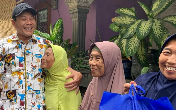 Foto Bupati Subandi bersama para lansia yang ditemui di Waru pada Minggu (22 Februari 2026). (Foto: Kominfo Sidoarjo)