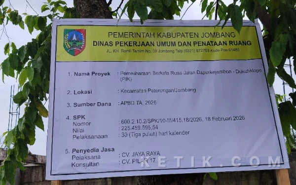 Foto Papan proyek pemerintah berskala ruas jalan Dukuhklopo - Dapurkejambon Jombang yang rencananya akan dilakukan perbaikan menggunakan APBD 2026 senilai Rp225 juta. (Foto: Syaiful Arif/Ketik.com)