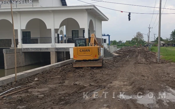 Foto Kondisi jalan yang berlumpur di sebelah timur proyek Rumah Pompa Kedungpeluk. (Foto: Istimewa)