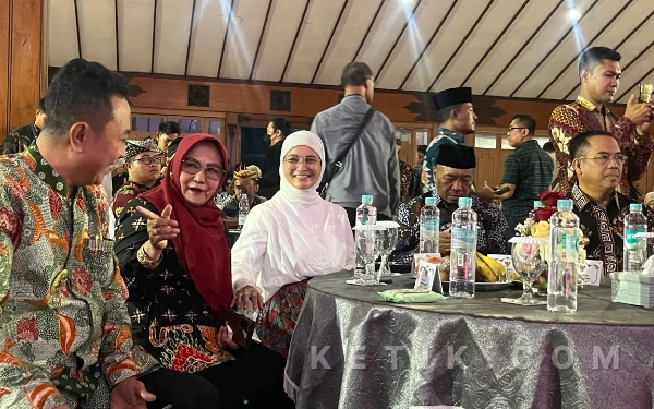 Foto Ketua DPRD Kota Malang, Amithya Ratnanggani Sirraduhita bersama kepala daerah di Jatim pada Penyerahan Apresiasi Seniman/Pelaku Budaya, Tunjangan Kehormatan Juru Pelihara Cagar Budaya, dan Warisan Budaya Tak Benda Indonesia di Taman Krida Budaya Jatim, Kota Malang. (Foto: Lutfia/Ketik.com)