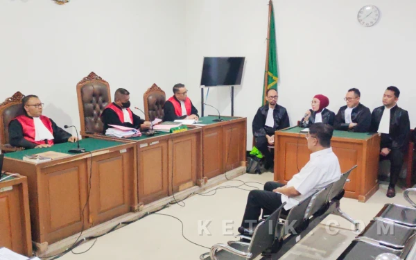 Foto Majelis hakim memutuskan menunda sidang selama dua minggu setelah menerima keterangan bahwa terdakwa tengah menjalani perawatan intensif di Jakarta, Senin 23 Februari 2026. (Foto: M Nanda/Ketik.com)