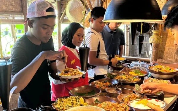Foto Pengunjung sedang mengambil makanan tradisional yang lezat di Waroeng Tandon Malang. (Foto: Instagram @waroengtandon_)