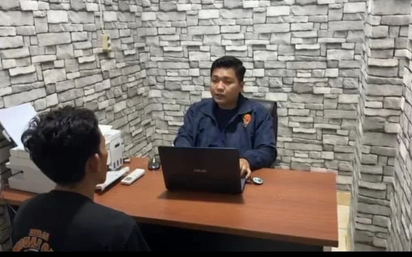 Foto Salah satu pelaku saat dimintai keterangan oleh Direktorat Reserse PPA dan PPO Polda Sumatera, Selasa 24 Februari 2026. (Foto : Yola/Ketik.Com)