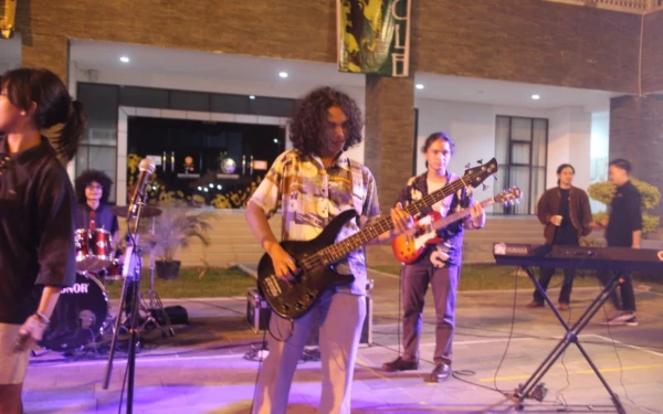 Foto Muhammad Sheva dan bandnya mengisi acara di halaman salah satu fakultas di Universitas Gajah Mada (foto: kiriman narasumber)