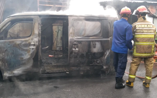 Foto Kebakaran terjadi di Jalan Tenaga Utara Kecamatan Blimbing Kota Malang pada Selasa, 24 Februari 2026 sore. Kebakaran dipicu akibat percikan las dan membuat dua rumah serta dua kendaraan hangus terbakar (Foto : Kukuh / Ketik.com).