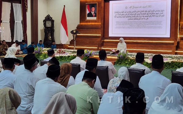 Foto Siswi SMA Negeri 8 Surabaya Aidah Nur Fitriah saat melantukan ayat suci Al-Quran di hadapan Gubernur Jatim di sela silaturahim dan buka bersama di Gedung Negara Grahadi Surabaya, Senin, 23 Februari 2026.  (Foto: Fiqih Arfani/Ketik.com)