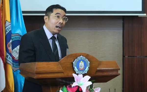 Foto Dr. Uun Muhaji memberikan pesan-pesan bermakna dalam orasinya pada acara yudisium Fakultas Bahasa dan Sastra Unikama. (Foto: Humas Unikama)