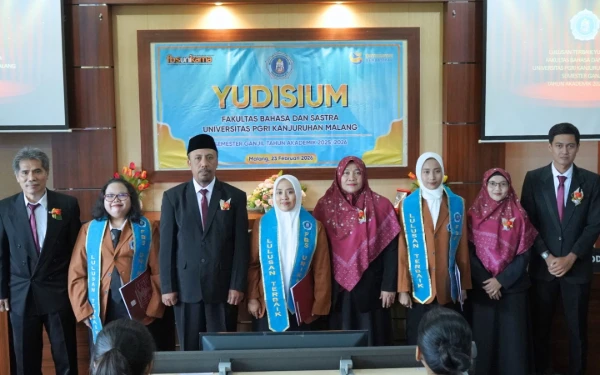 Foto Tiga mahasiswa terbaik dengan IPK tertinggi pada yudisium Fakultas Bahasa dan Sastra Unikama. (Foto: Humas Unikama)