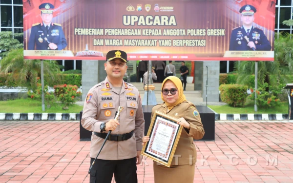 Foto Ziadatul Akmal Bersama Kapolres Gresik, AKBP Ramadhan Nasution Berfoto Bersama Setelah Penghargaan Masyarakat Berprestasi, Selasa, 24 Februari 2026 (Foto: Daniel Andayawan/Ketik.com)