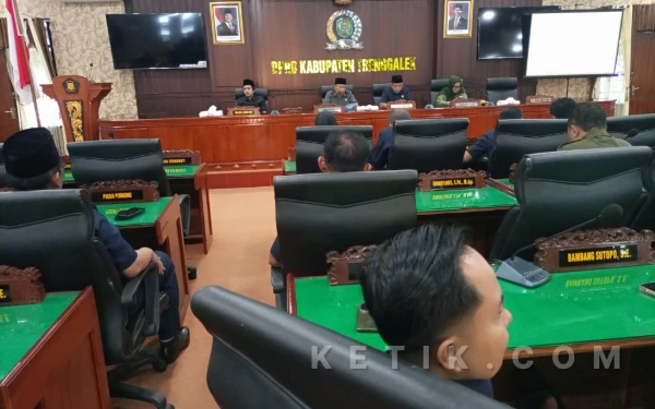 Foto Suasana rapat paripurna pandangan umum fraksi-fraksi atas Raperda jaminan sosial ketenagakerjaan