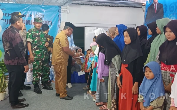 Foto Pembagian Santunan kepada 40 anak yatim di acara grand opening dapur SPPG Dua Wibawa Gintung (Foto: Slamet/ketik.com)