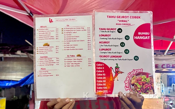 Foto Berbagai menu viral yang ditawarkan “Up To Date” kota Mojokerto untuk menarik pengunjung pada Rabu, 11 Februari 2026. (Foto: Dina Elwarda/ ketik.com)