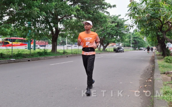 Foto Antusias warga menjalankan olahraga jogging sembari menunggu waktu berbuka puasa. (Foto: Gracio Pardomuan)
