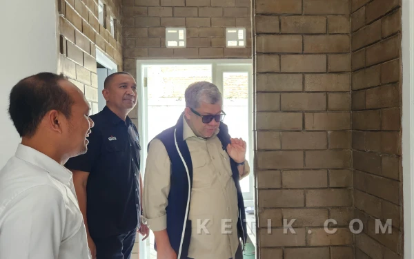 Foto Fahri Hamzah mengaku kagum karena rumah bata interlock terasa lebih sejuk. (Foto: Naufal Ardiansyah/Ketik.com)