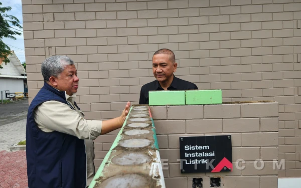 Foto Fahri Hamzah didampingi Dirut SMI Wahyu A Harun saat melihat rumah mockup bata interlock. (Foto: Naufal Ardiansyah/Ketik.com)