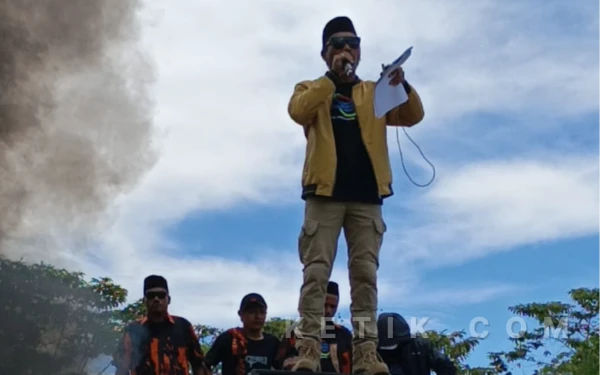 Foto Ketua Penanggung jawab aksi saat memerintah massa untuk palang kantor PT Poleko Yubarsons 
( Foto Riman/ketik)