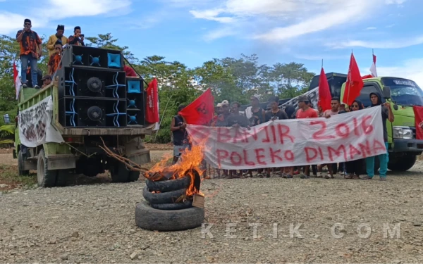 Foto Massa aksi berada di depan kantor PT Poleko Yubarsons dengan membakar ban bekas 
(Foto Riman/ketik)