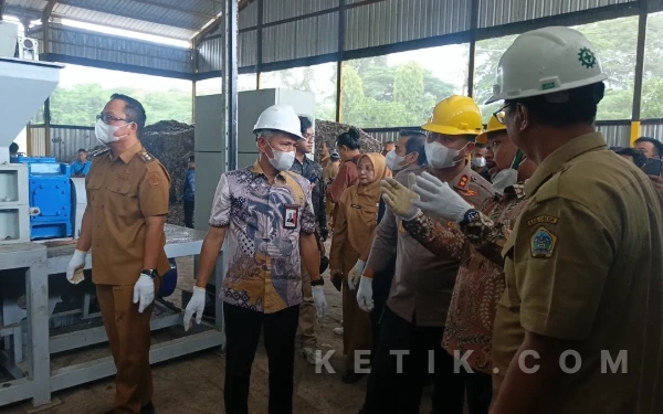Foto Bupati Gresik Bersama Kapolres Gresik dan Wabup Gresik Tinjau Lokasi Landfill Mining Di TPA Ngipik Gresik (Foto: Daniel Andayawan/Ketik.com)