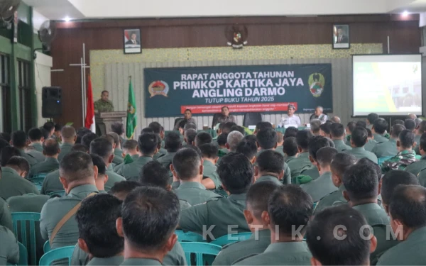 Foto Dandim 0813 Bojonegoro Letkol Inf Dedy Dwi Wijayanto, ST.  berdiri di podium dihadapan peserta undangan.