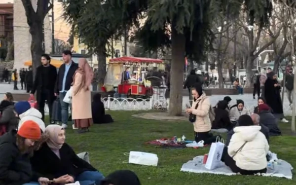 Foto Suasana Buka Puasa di Pelataran Masjid Hagia Sophia (Foto: tangkapan layar Youtube)
