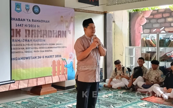 Foto Kepala SMAN 1 Gondangwetan, Wawan Pramunadi, memberikan sambutan saat pembukaan acara Pondok Romadhon 26 Februari 2026. (Foto: Yuni Ernawati)