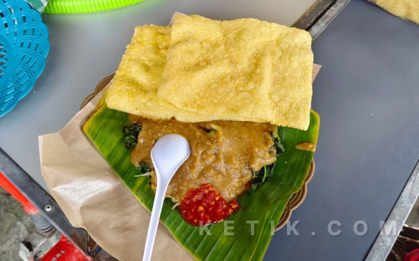 Foto Seporsi Semanggi Suroboyo otentik racikan Suwati yang disajikan lengkap dengan kembang turi kecambah bumbu ketela dan kerupuk puli. Kuliner legendaris beralas pincuk daun pisang ini bisa dinikmati seharga sepuluh ribu rupiah. (Foto: Surya Afriza/Ketik.com)