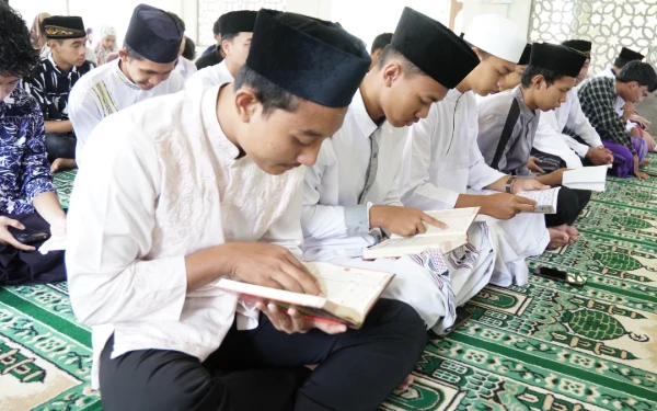 Foto Para Siswa melakukan tadarus dengan melantunkan Ayat-ayat Suci Al-Quran. (Foto: Rohmat Sulaiman/SMAN 1 Tugu Trenggalek)