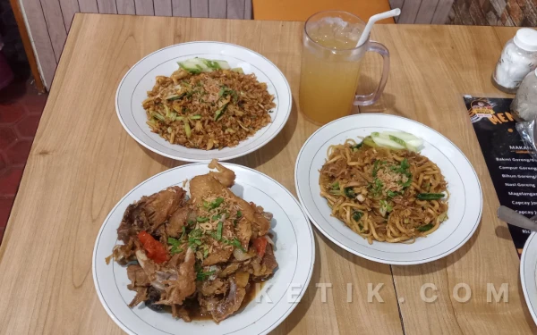 Foto Beberapa menu lezat yang menjadi favorit warga Malang di Bakmi Anglo Jowo Mbah Bejo. (Foto: Aliyah/Ketik.com)