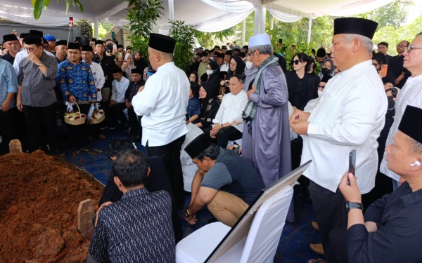 Foto Pelayat yang menghadiri prosesi pemakaman Mantan Gubernur Sumatera Selatan Alex Noerdin di TPU Kebun Bunga, Palembang, Kamis 26 Februari 2026 (Foto : Yola/Ketik.Com)