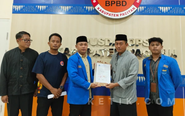 Foto Ketua PMII Pacitan, Sunardi saat menyerahkan nota tuntutan kepada Kepala BPBD Pacitan, Erwin Andriatmoko soal rekomendasi kesiapsiagaan menghadapi ancaman gempa megathrust, Kamis, 26 Februari 2026. (Foto: Dok. PMII Pacitan)